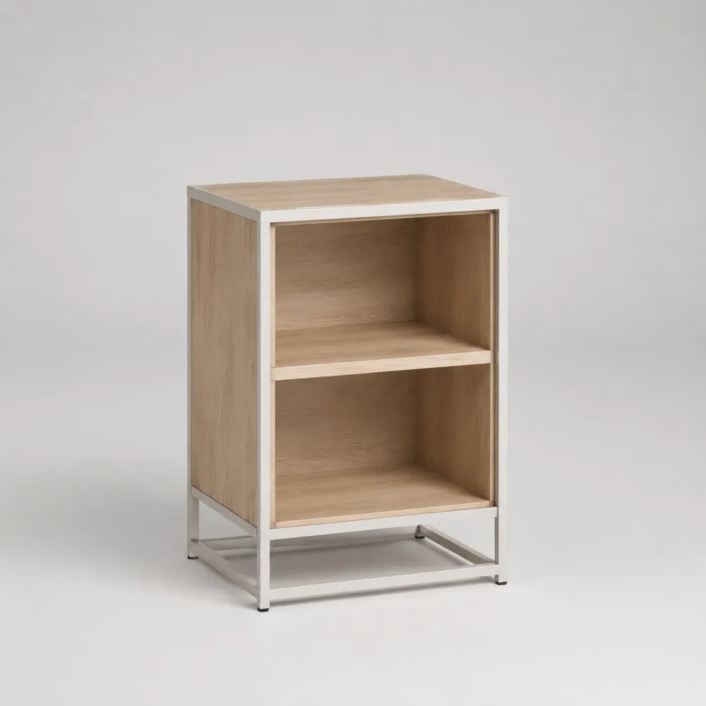 Comodino rettangolare in MDF effetto rovere chiaro con 2 ripiani aperti e struttura in acciaio bianco 45x35x60 cm