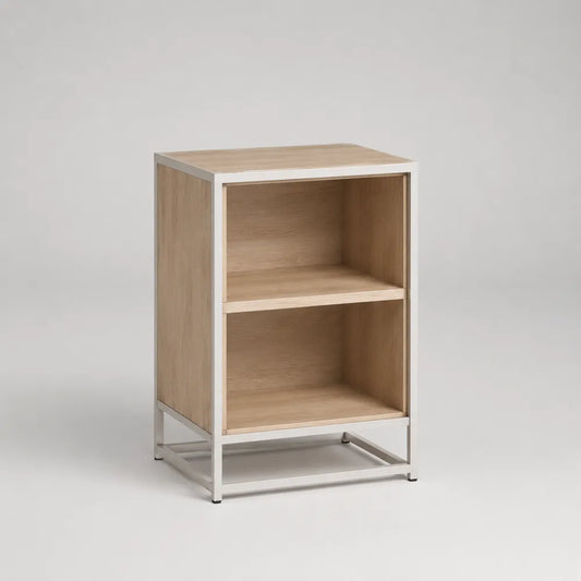 Comodino rettangolare in MDF effetto rovere chiaro con 2 ripiani aperti e struttura in acciaio bianco 45x35x60 cm